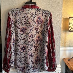 Red,Plaid on front 2 front pockets & on back is a light flowy print size L.